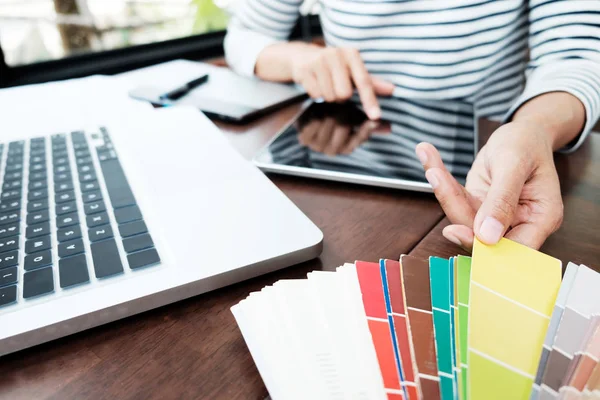 Design gráfico e amostras de cores e canetas em uma mesa. Arquitectu — Fotografia de Stock