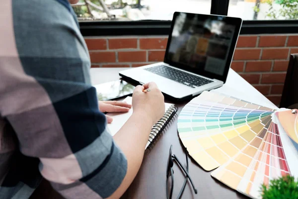 Design gráfico e amostras de cores e canetas em uma mesa. Arquitectu — Fotografia de Stock