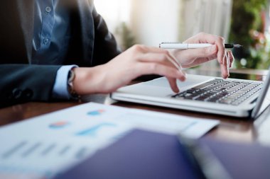 İş adamları yüksek performanslı çözüm analiz.