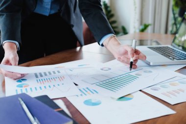 İş adamları yüksek performanslı çözüm analiz.