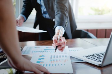 İş adamları yüksek performanslı çözüm analiz.