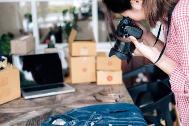 Online satıcı almak bir fotoğraf yüklemek için Web sitesi onli için ürünün