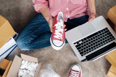 Müşteri siparişlerini denetleme için bilgisayar kullanarak çevrimiçi satıcı sahibi.