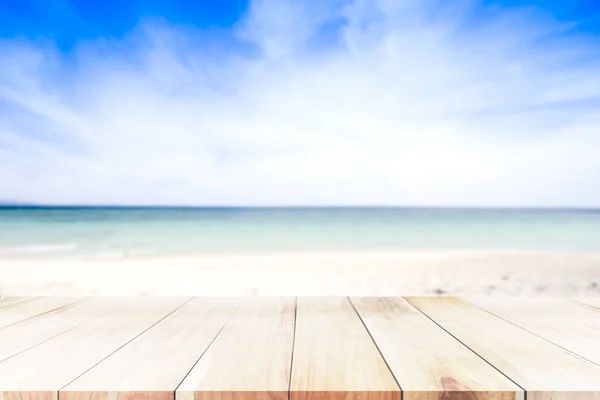 Plaj, kum, okyanus ve mavi sk mavi kule üzerinde mavi şapka — Stok fotoğraf