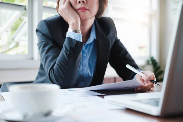 Geschäftsleute analysieren leistungsstarke Lösung. — Stockfoto