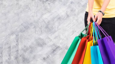 El beyaz kopyalama alanı backg üzerinde renkli alışveriş torbaları ve kadın