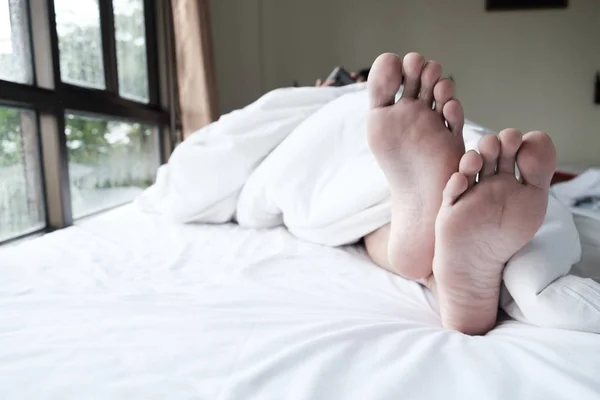 Relaxe os pés na cama . — Fotografia de Stock