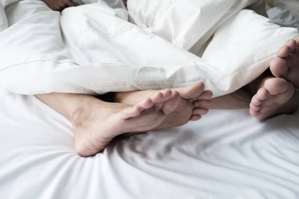 Piedi di una coppia che dorme fianco a fianco . — Foto Stock