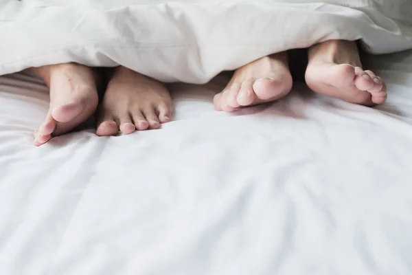 Piedi di una coppia che dorme fianco a fianco . — Foto Stock