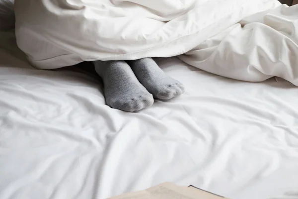 Relaxe os pés na cama . — Fotografia de Stock