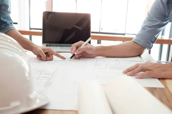 Imagem da reunião do coordenador para o projeto architectural. inteligência de trabalho — Fotografia de Stock