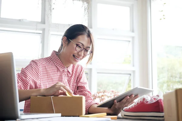 Proprietário do vendedor online.Compras online . — Fotografia de Stock