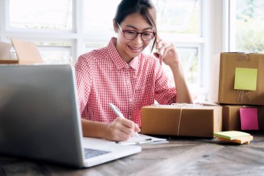 Online satıcı sahibi. Online alışveriş.