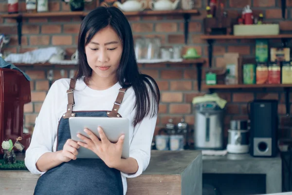 Junge Start-up-Inhaberin kleiner Café-Laden. — Stockfoto