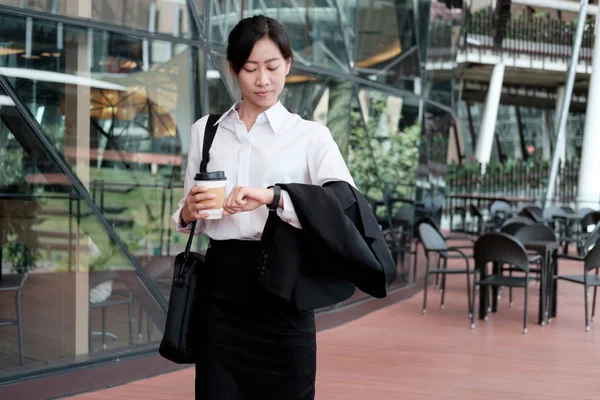 iş kadını içme kahve yürüyüş.