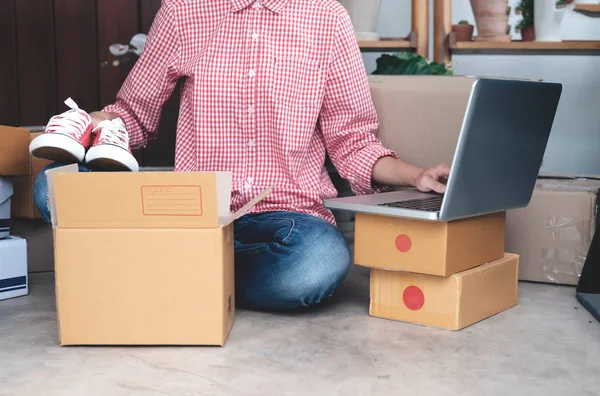 Evde çalışan genç başlangıç girişimci küçük işletme sahibi,