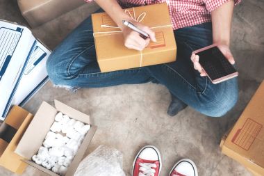 Evde çalışan genç başlangıç girişimci küçük işletme sahibi,