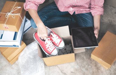 Evde çalışan genç başlangıç girişimci küçük işletme sahibi,