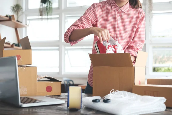 Evde çalışan genç başlangıç girişimci küçük işletme sahibi,