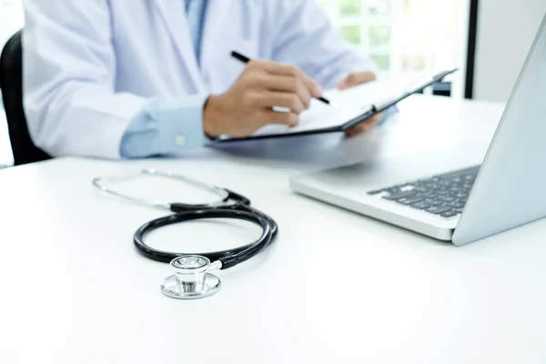 Dokter in het ziekenhuis. — Stockfoto