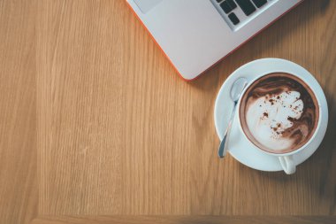 Sabah çalışma tablosunun boşaltmak.