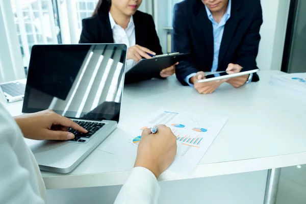 Zakenlieden teamwerk brainstormvergadering. — Stockfoto