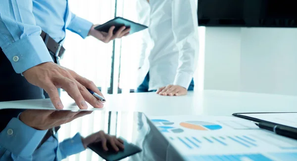 Zakenlieden teamwerk brainstormvergadering. — Stockfoto