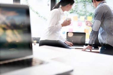 İşadamları ekip çalışması beyin fırtınası Toplantı.