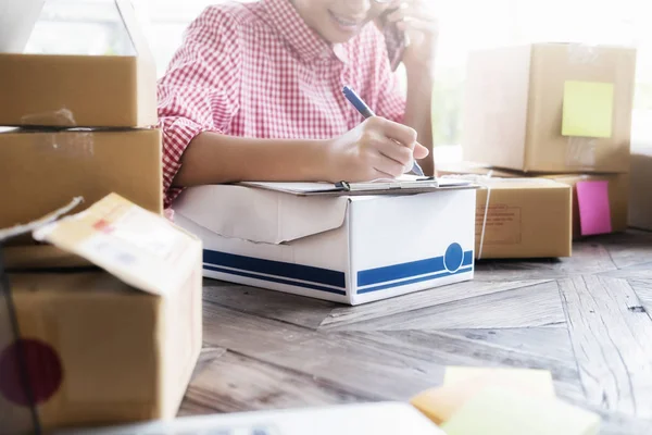 Business online verkoper controleren klantenlijst. — Stockfoto