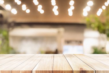 Mevcut ürün için boş ahşap masa.