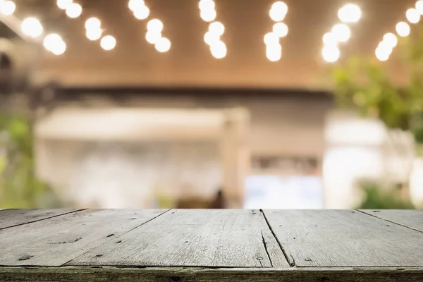 Mevcut ürün için boş ahşap masa.