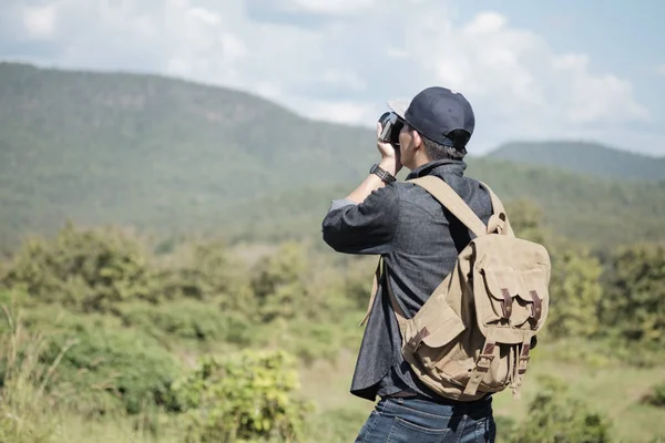 Viajante com mochila relaxante ao ar livre . — Fotografia de Stock