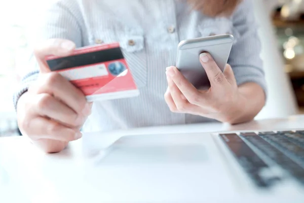 Zakupy online płacą kartą kredytową. — Zdjęcie stockowe