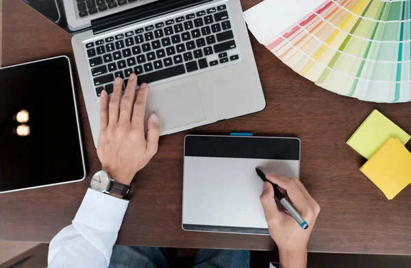 Diseño gráfico y muestras de color y bolígrafos en un escritorio . —  Fotos de Stock