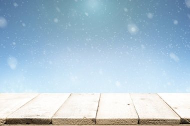 Bokeh arka plan üzerinde mevcut ürün için ahşap masa. 