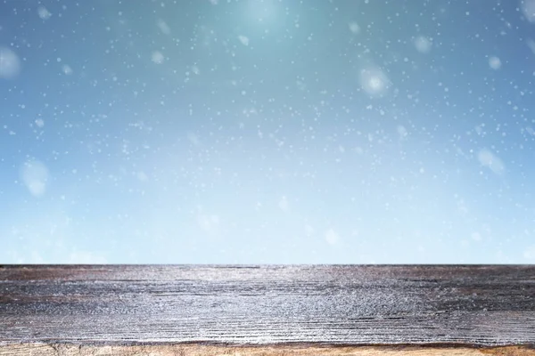 Bokeh arka plan üzerinde mevcut ürün için ahşap masa. 