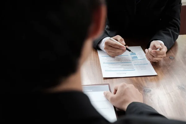 Geschäftsleute warten auf Vorstellungsgespräch. — Stockfoto