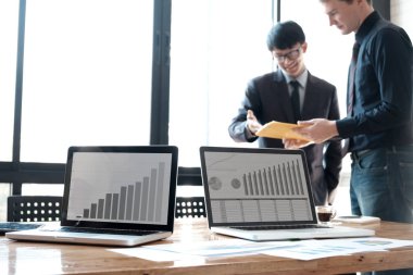 İşadamları ekip çalışması beyin fırtınası Toplantı.