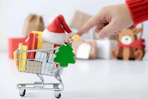 Kerstmis, nieuwjaar winkelen en levering concept. — Stockfoto