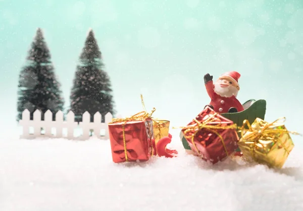 クリスマスのコンセプト、グッズ サンタそり、ギフト用の箱. — ストック写真