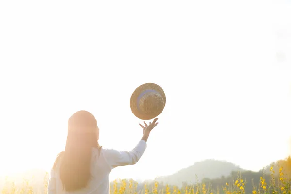 Blured di teen girl gettare il cappello sentire la libertà e rilassarsi . — Foto Stock