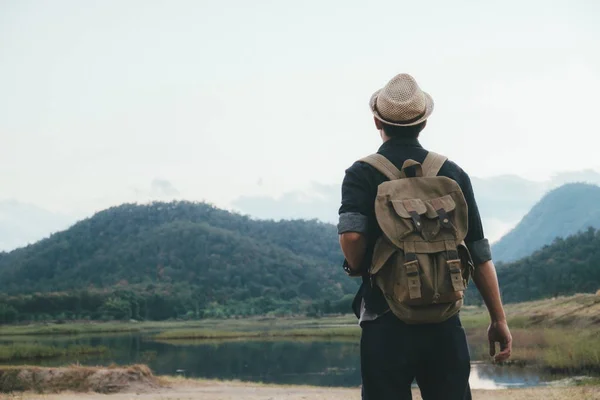 Jovem viajante com mochila relaxante ao ar livre . — Fotografia de Stock