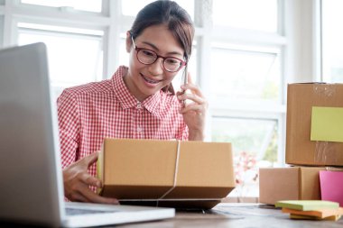 Online satıcı sahibi. Online alışveriş.