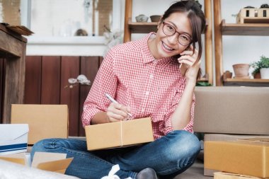 Online satıcı sahibi. Online alışveriş.