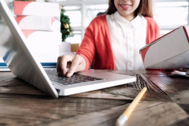 Online satıcı sahibi. Online alışveriş.