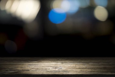 Boş ahşap masa platformu ve bokeh geceleri