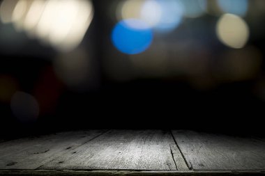 Boş ahşap masa platformu ve bokeh geceleri