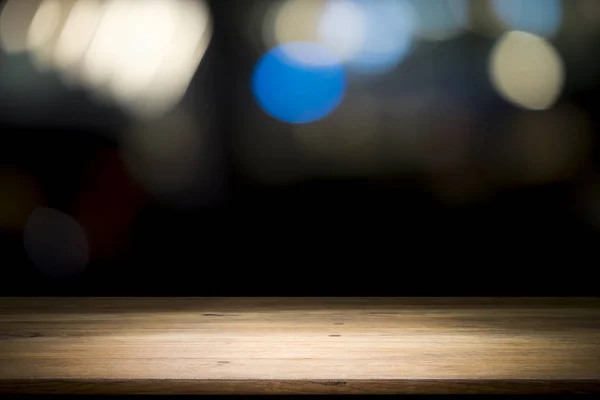Plataforma de mesa de madera vacía y bokeh en la noche —  Fotos de Stock