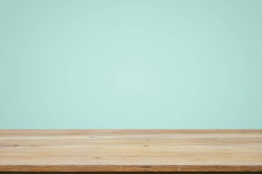 Boş ahşap güverte masa nane duvar kağıdı arka plan üzerinde.