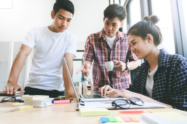 İşadamları ekip çalışması beyin fırtınası Toplantı.